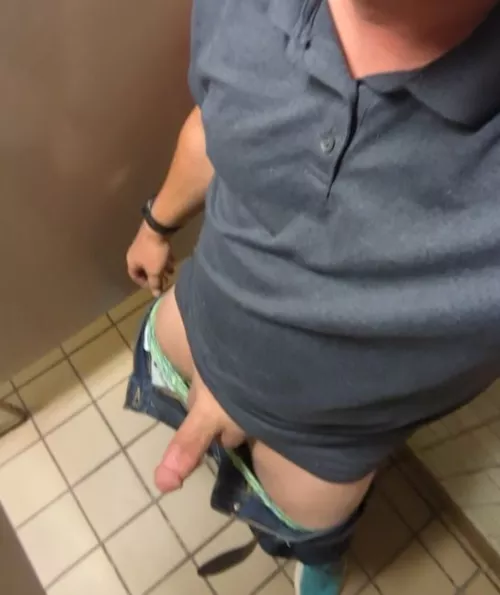 [44] quick pic in a public stall.