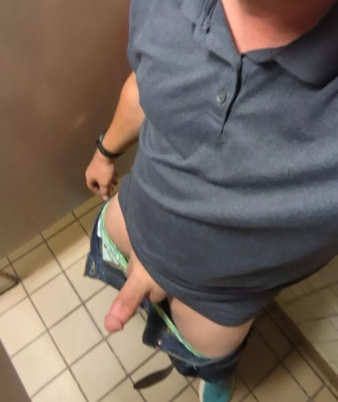 [44] quick pic in a public stall.