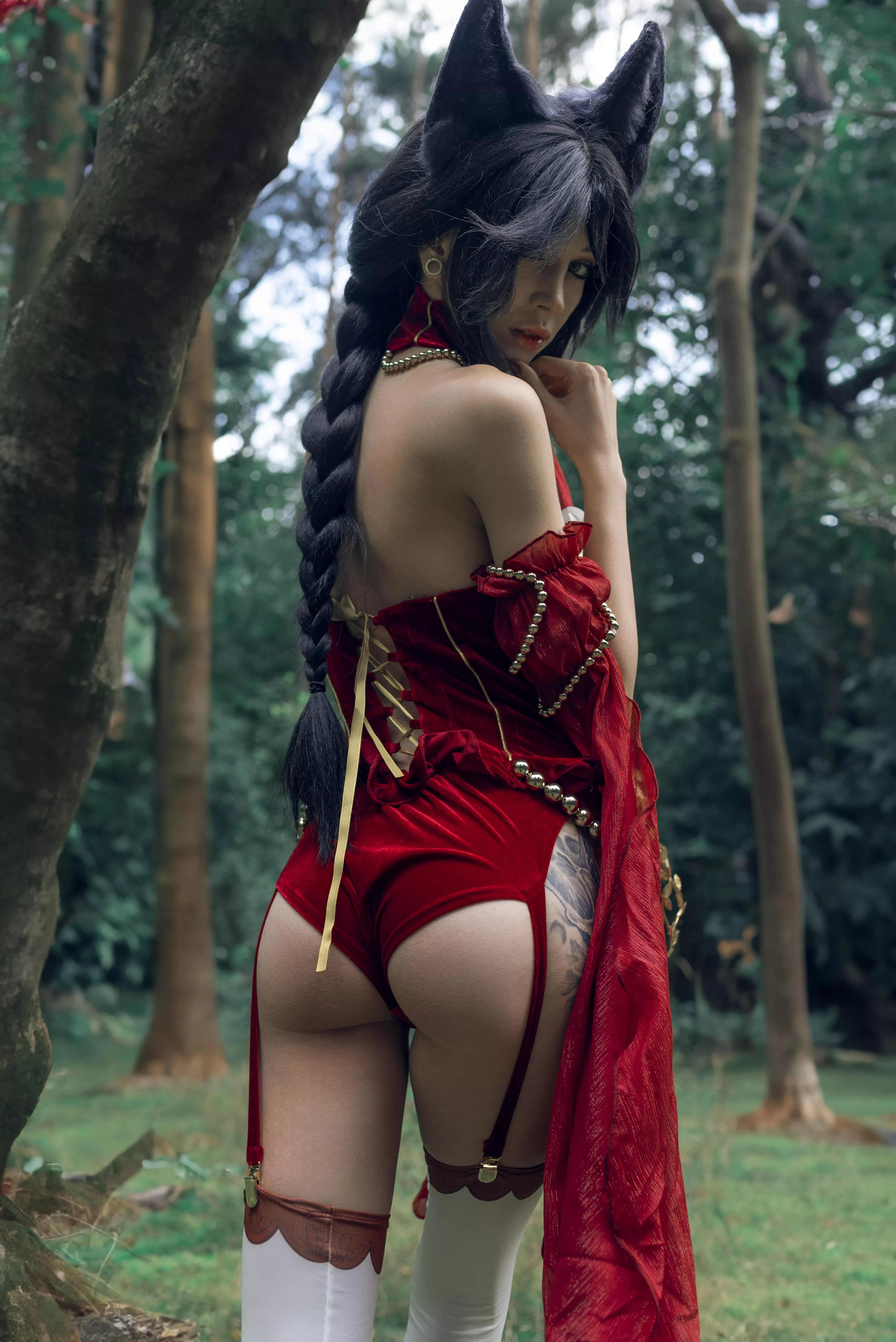 Ahri from behind (by Whiteeefox)