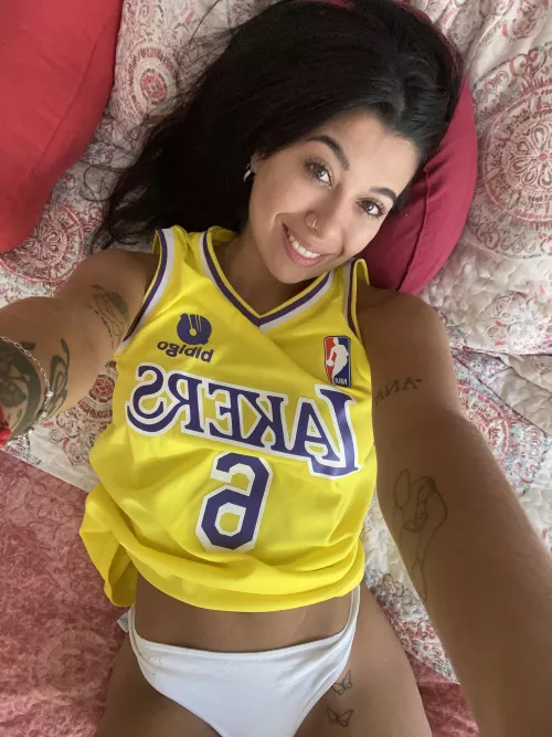 Am I cute enough to be lakers fan?				