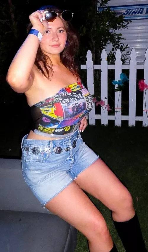Emma Kenney and her heavy hangers at Coachella