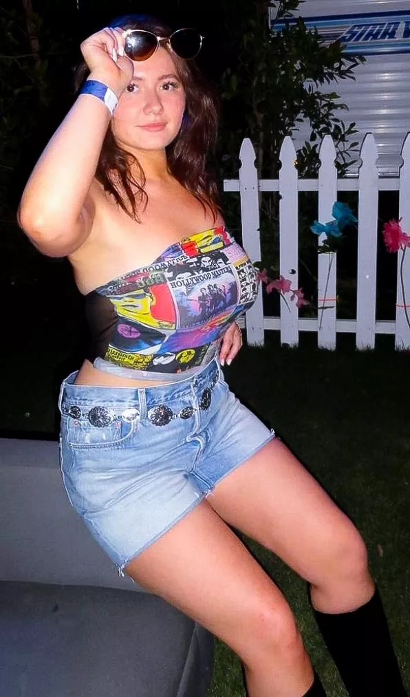 Emma Kenney and her heavy hangers at Coachella