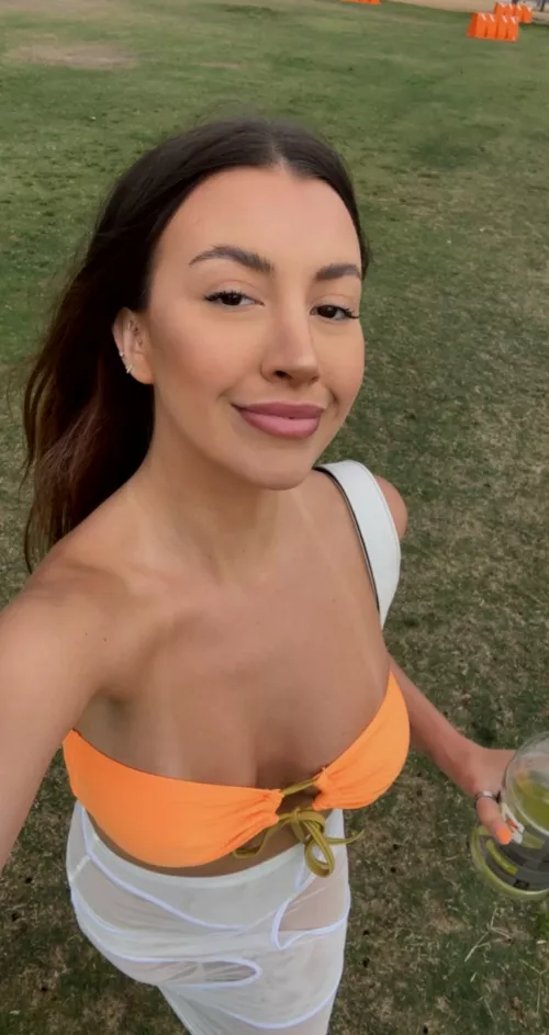 I love this kind of selfies because it always shows off my outfit.