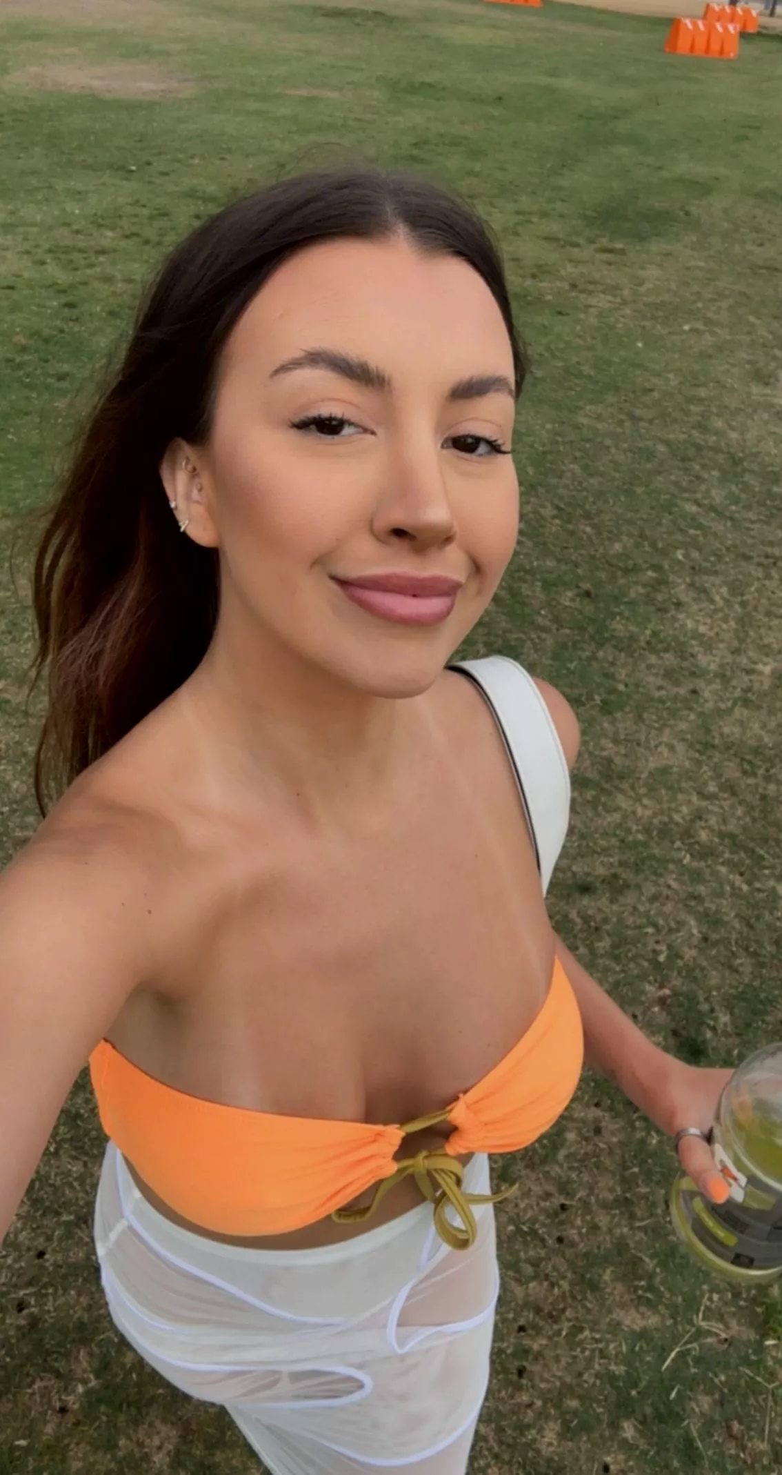 I love this kind of selfies because it always shows off my outfit.