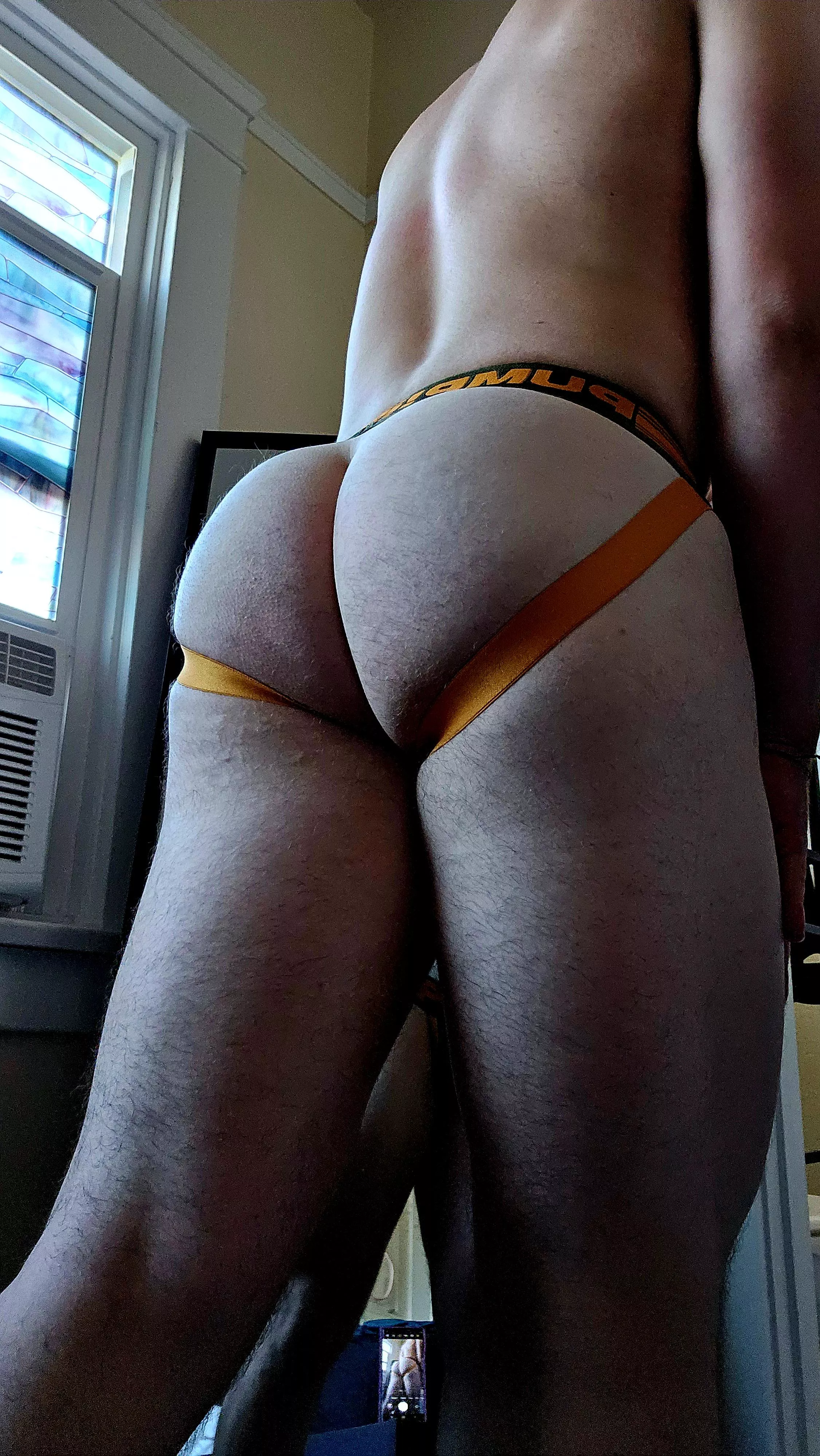 I squat 325 for reps. Can you tell?