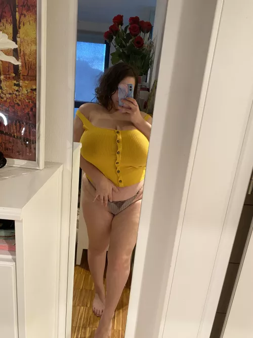Mirror selfies in cute yellow top >