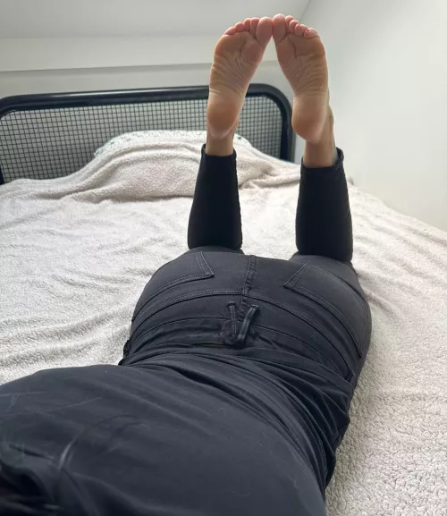 Ready for a foot fetish fantasy? My soles are waiting on your bed. 💦