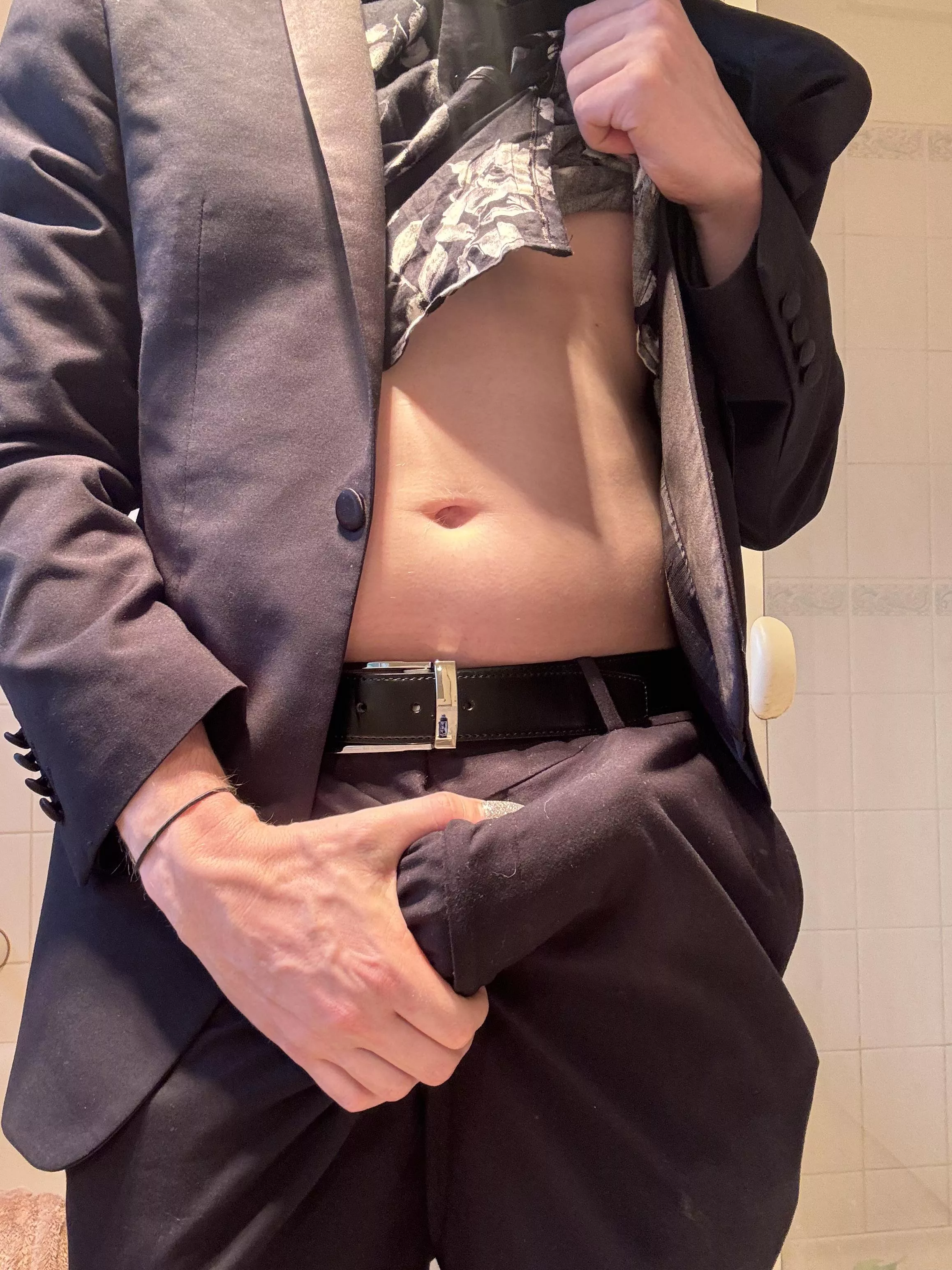 Suit can’t keep it in!