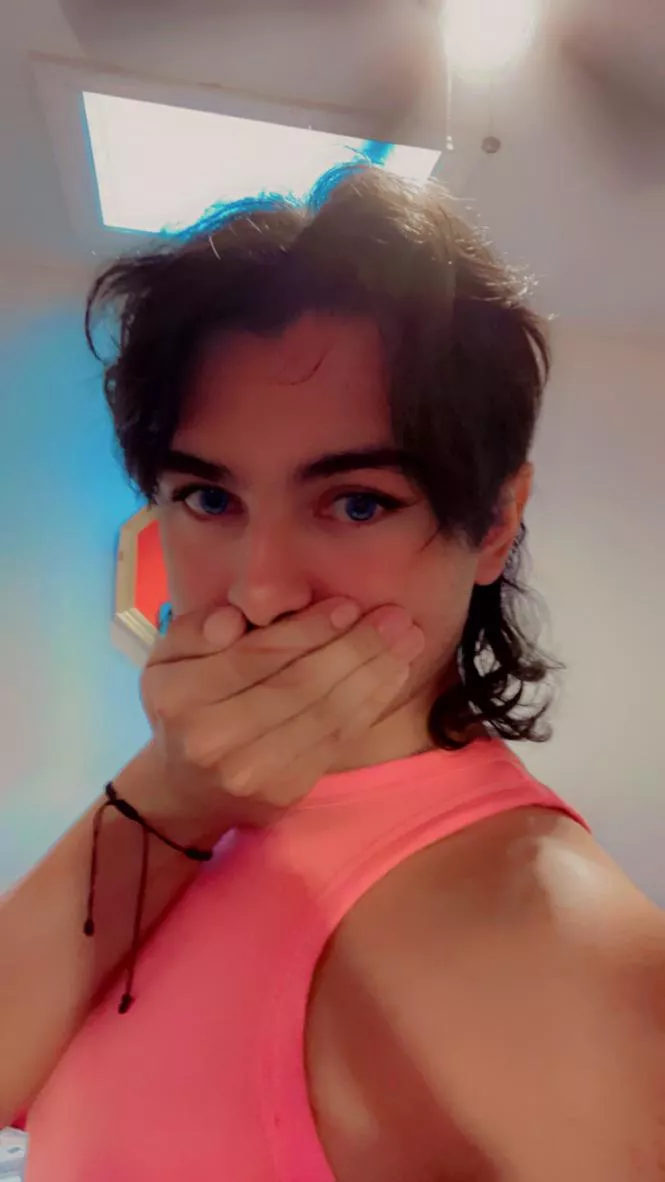 took a cute fem selfie 