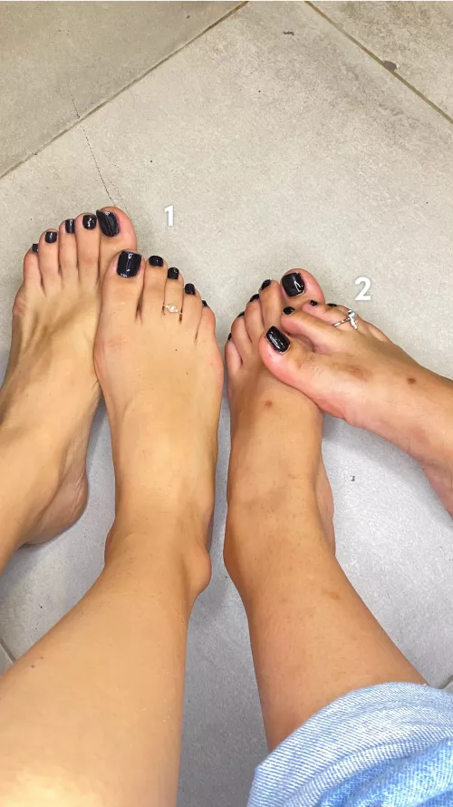 With my friend we want to know which feet you prefer🖤😍