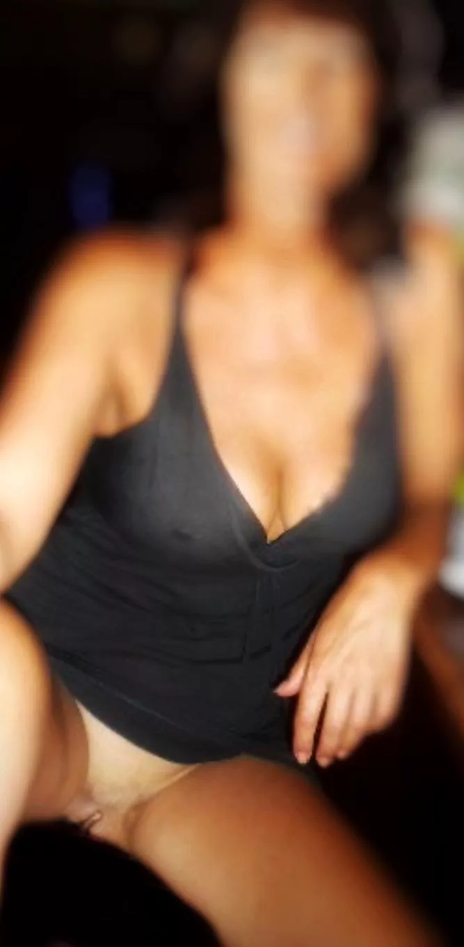 Would you buy this GILF a drink if she sat next to you?