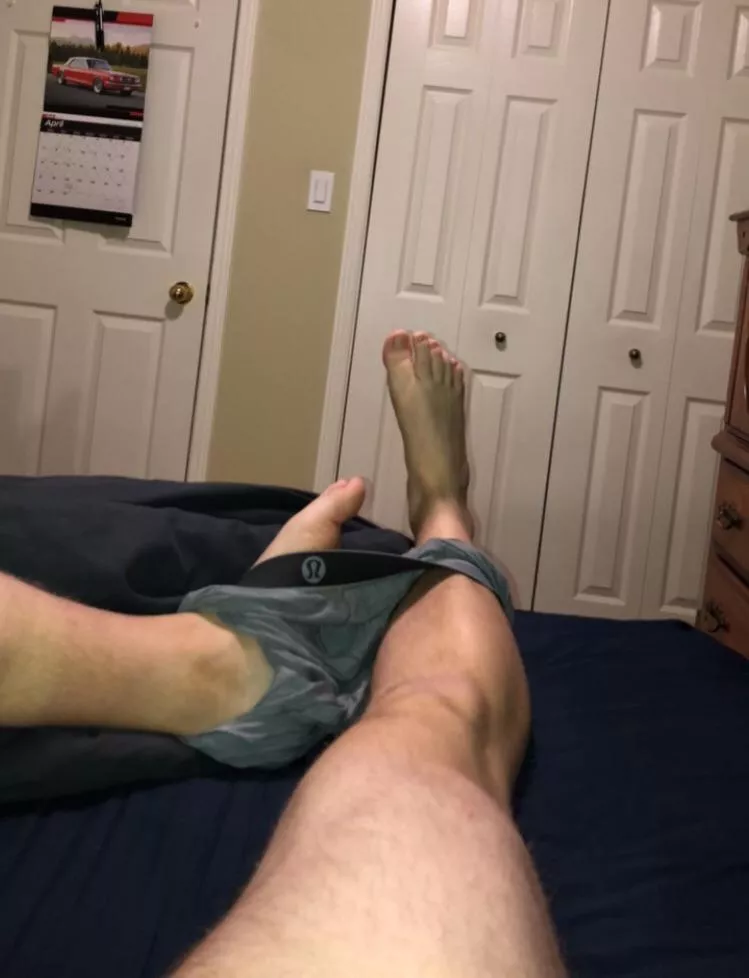23 Curious college bro horny after work. Hmu @Rymank5