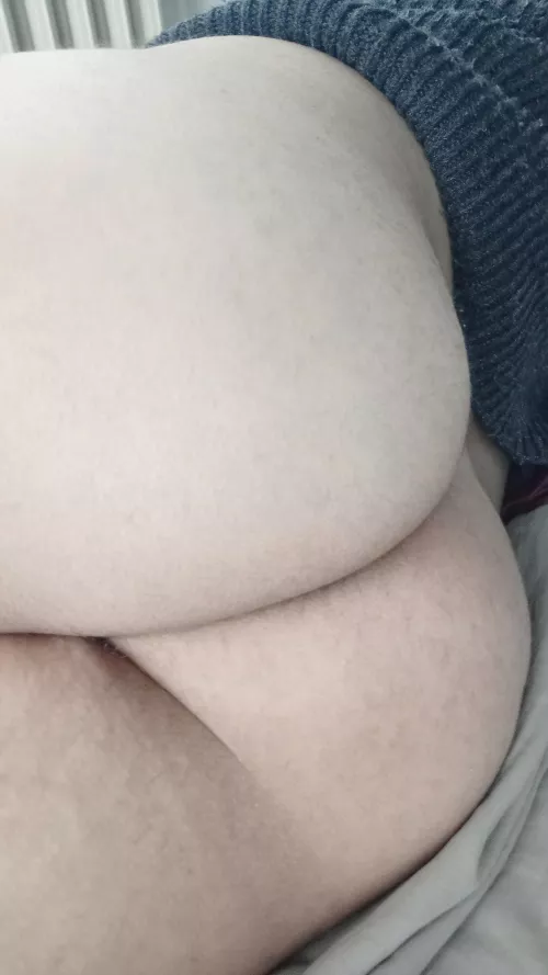 23 You see me take a pic like this while entering my room what u do? 🤔😋