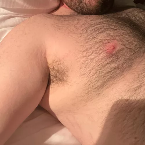30m beefy top daddy, in a hotel away from home waiting for a slutty bottom. 18+ only. Sc: Dutch_gaydaddy