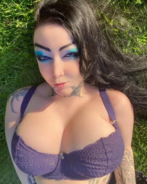 A beautiful spring day can even bring color out of a goth bitch 🖤