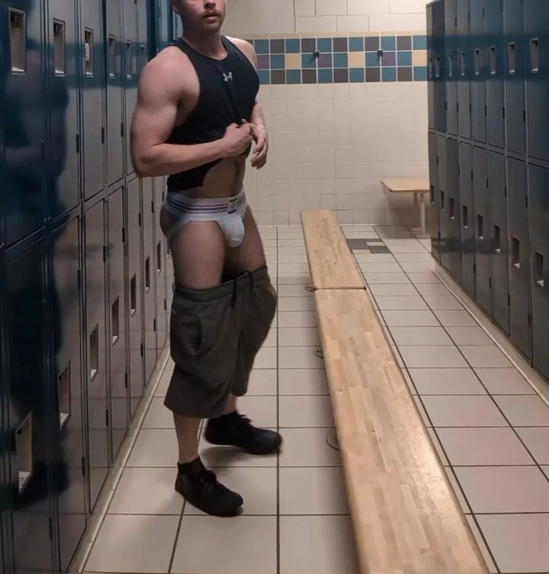 Anyone else like to show off their Jocks in the lockers 💪