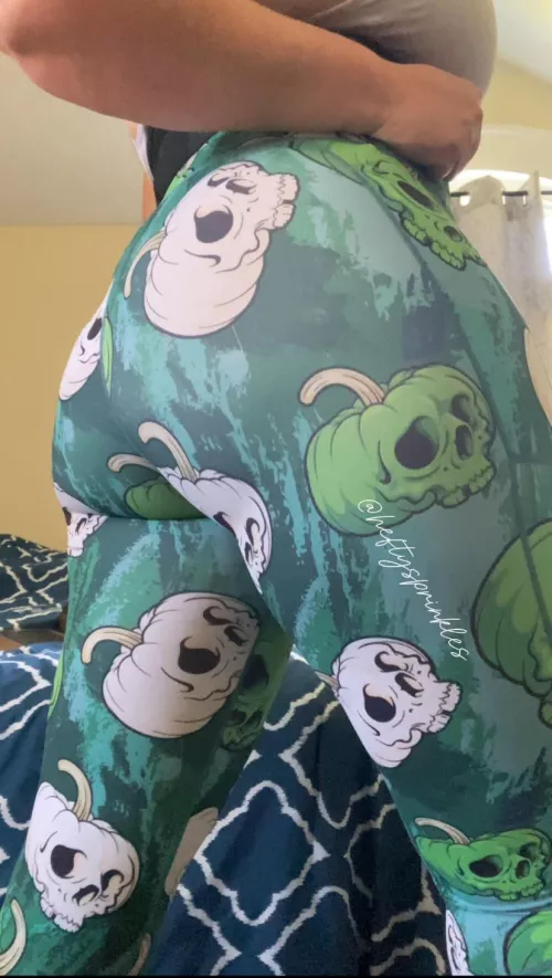 Had to show off my Halloween print leggings before I hit the gym 