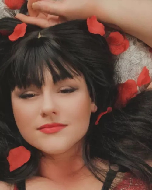 Happy St George's day to the English ones! I thought being covered in rose petals was quite fitting 