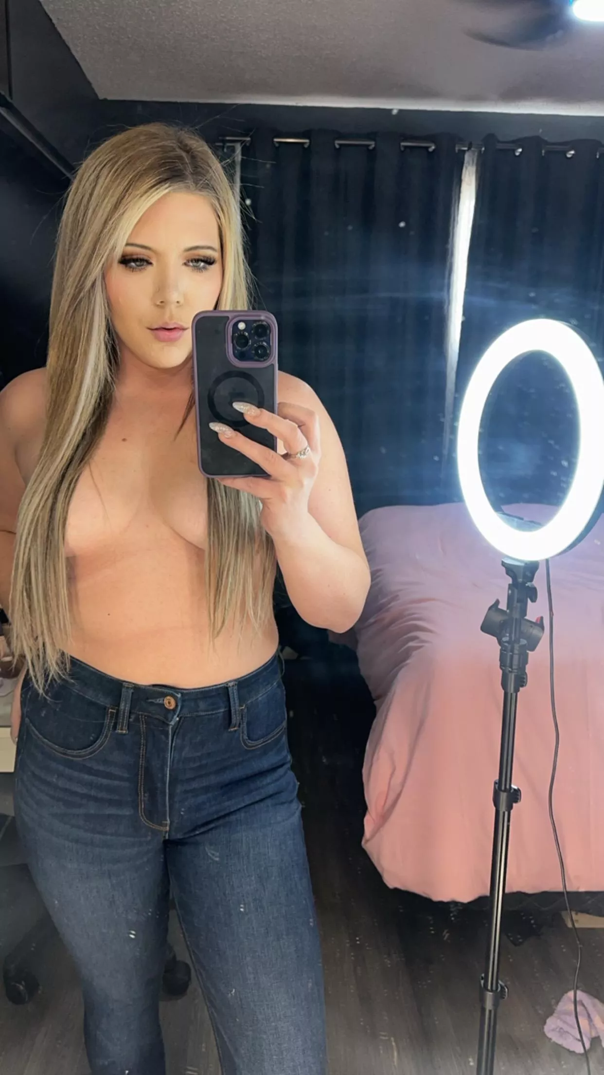 My husband no longer comes home when I send him these selfies