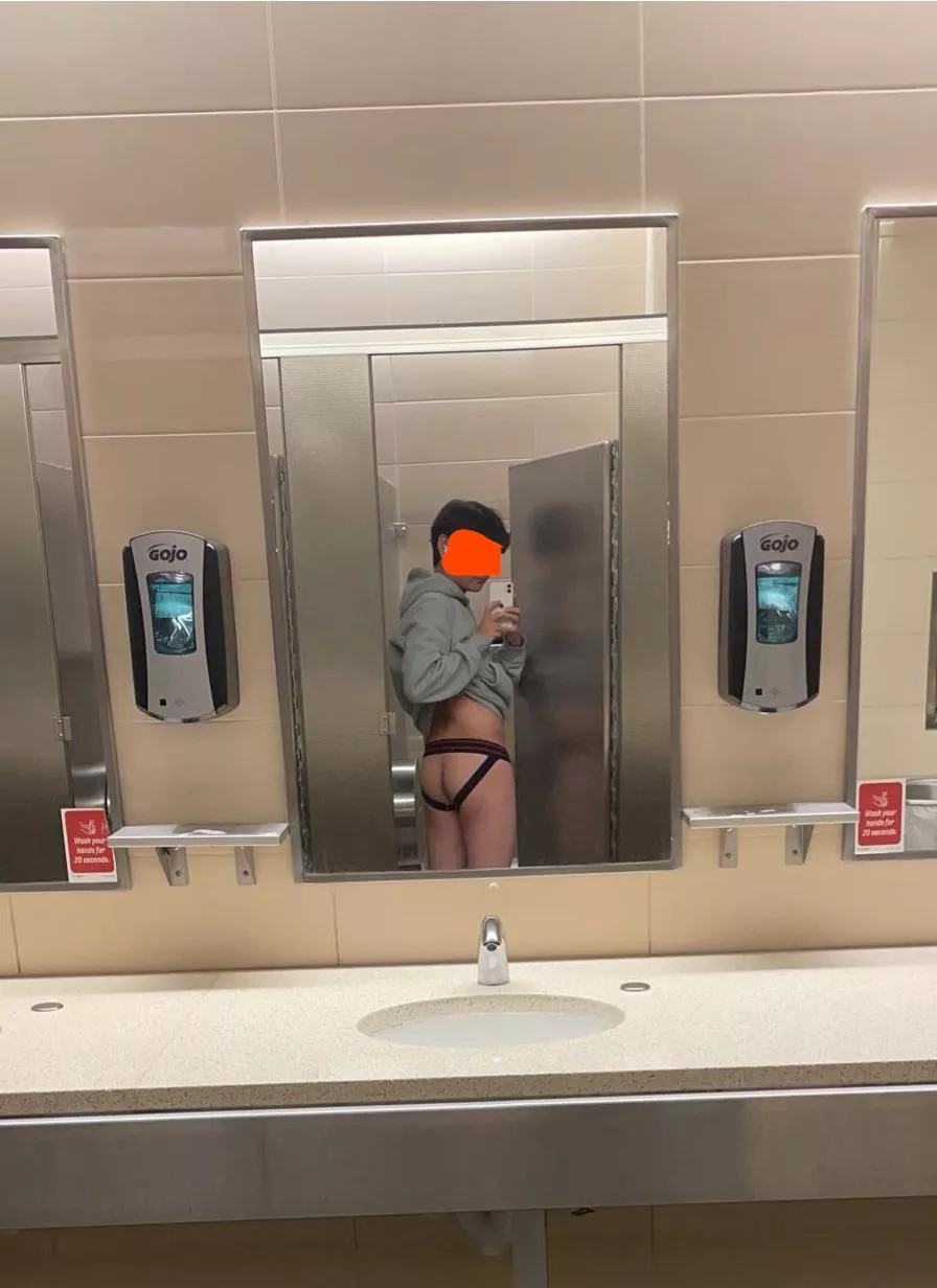 new here ... who wants to be friends?