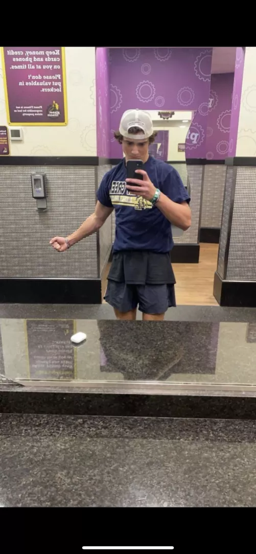 straight dude, lwk curious looking to compare w/ other fit  young guys lol [21]