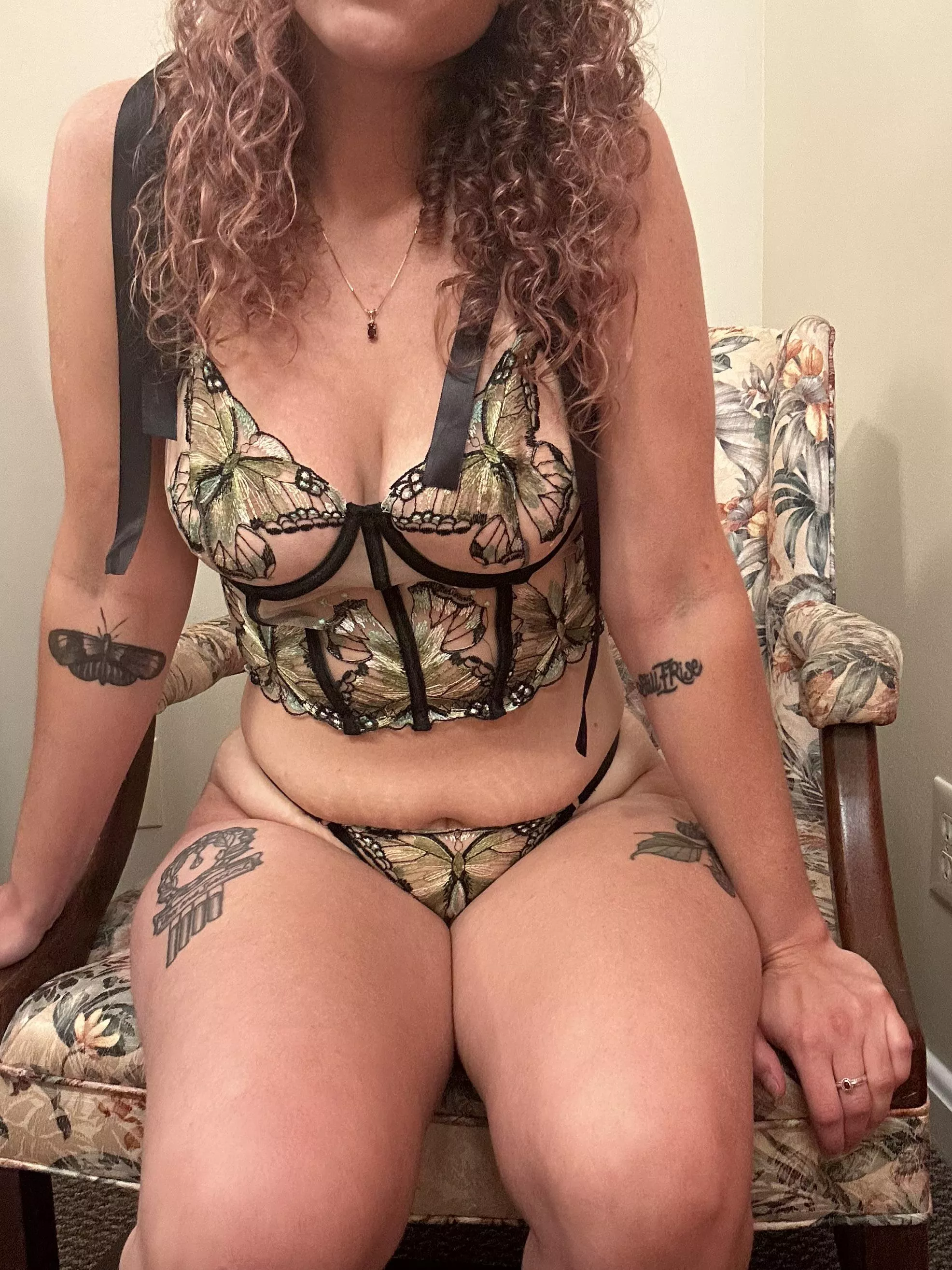 There’s butterflies outside again, what a good day ;)