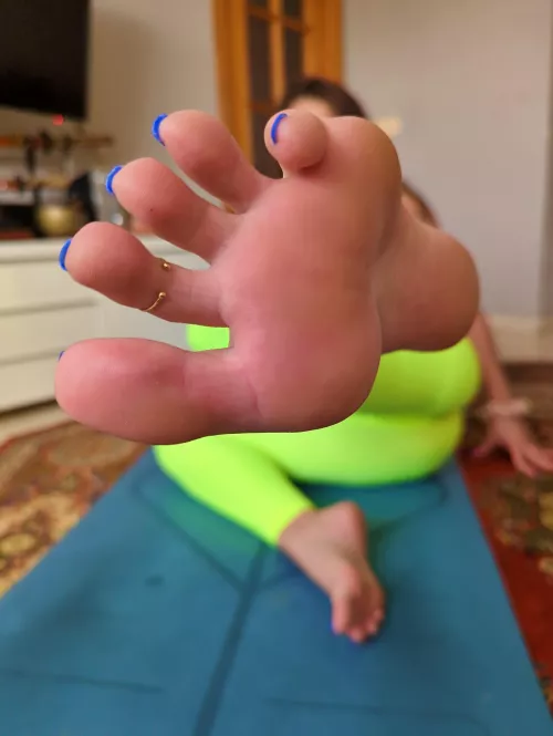 These long yoga toes need your attention... 👅