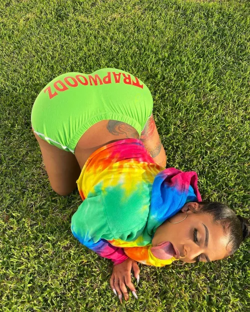 What color should I wear to compliment my brunette bush?