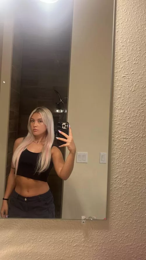 Are blondes in crop top a turnon?