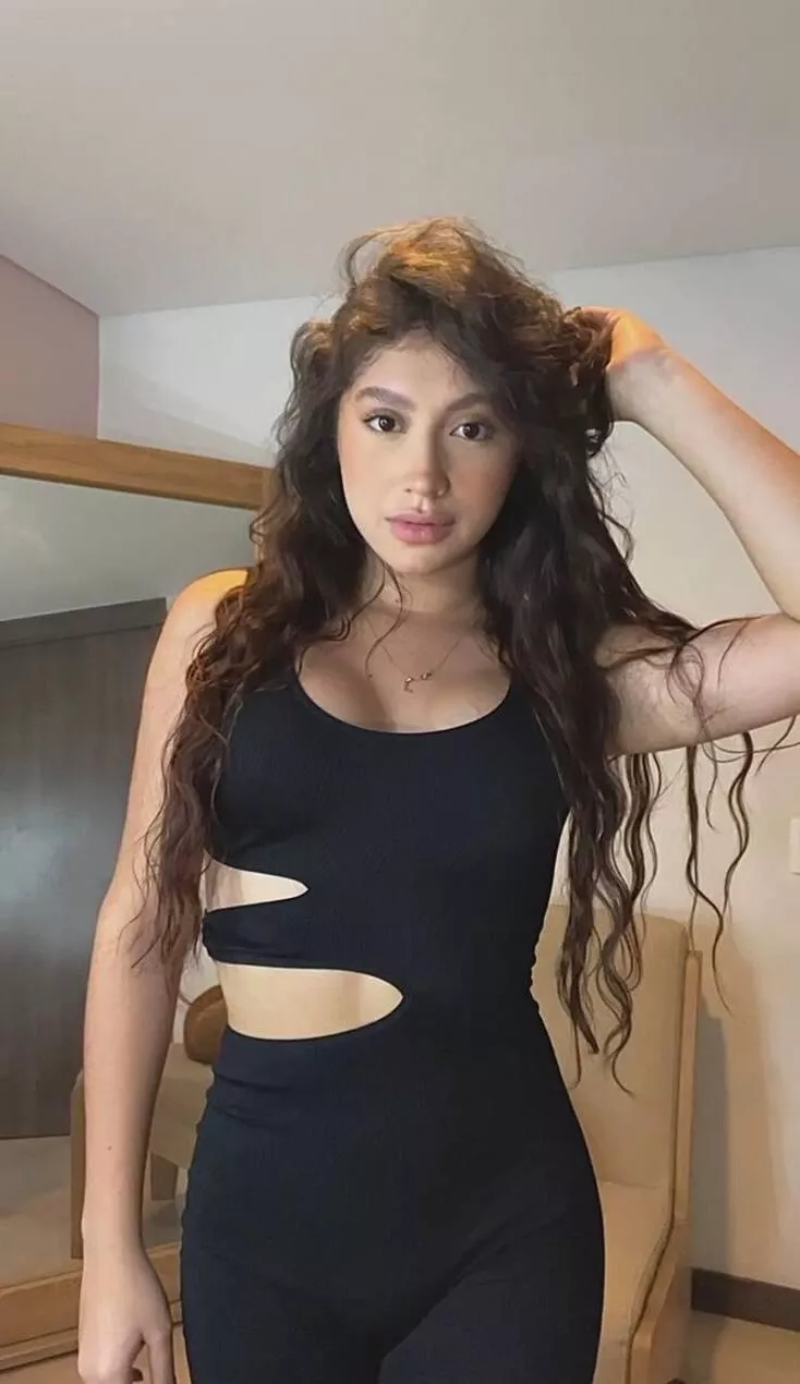 are you into latina Brunettes :)