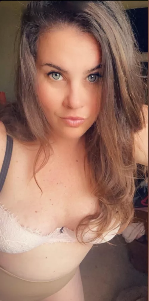 Big tits and a round ass….curvy milfs just fuck better. 