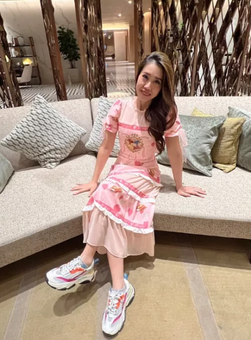 Classy Asian single mom