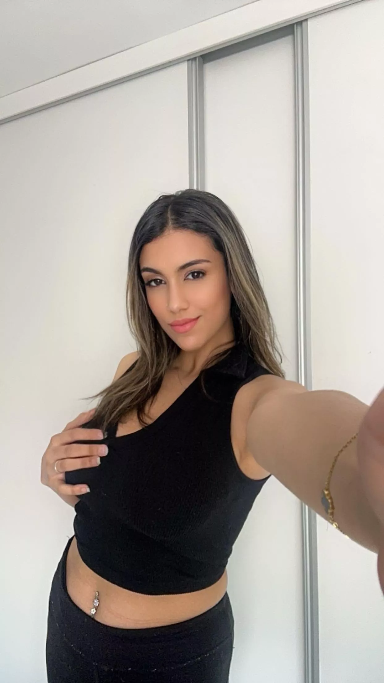 Do you choose my shaved armpit or what's in my right hand hehe