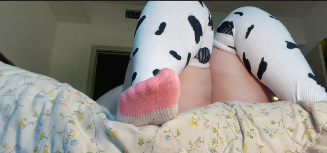 Gamer gf teases you with her feet