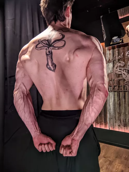 I didn't know there was a posing room in my gym :D