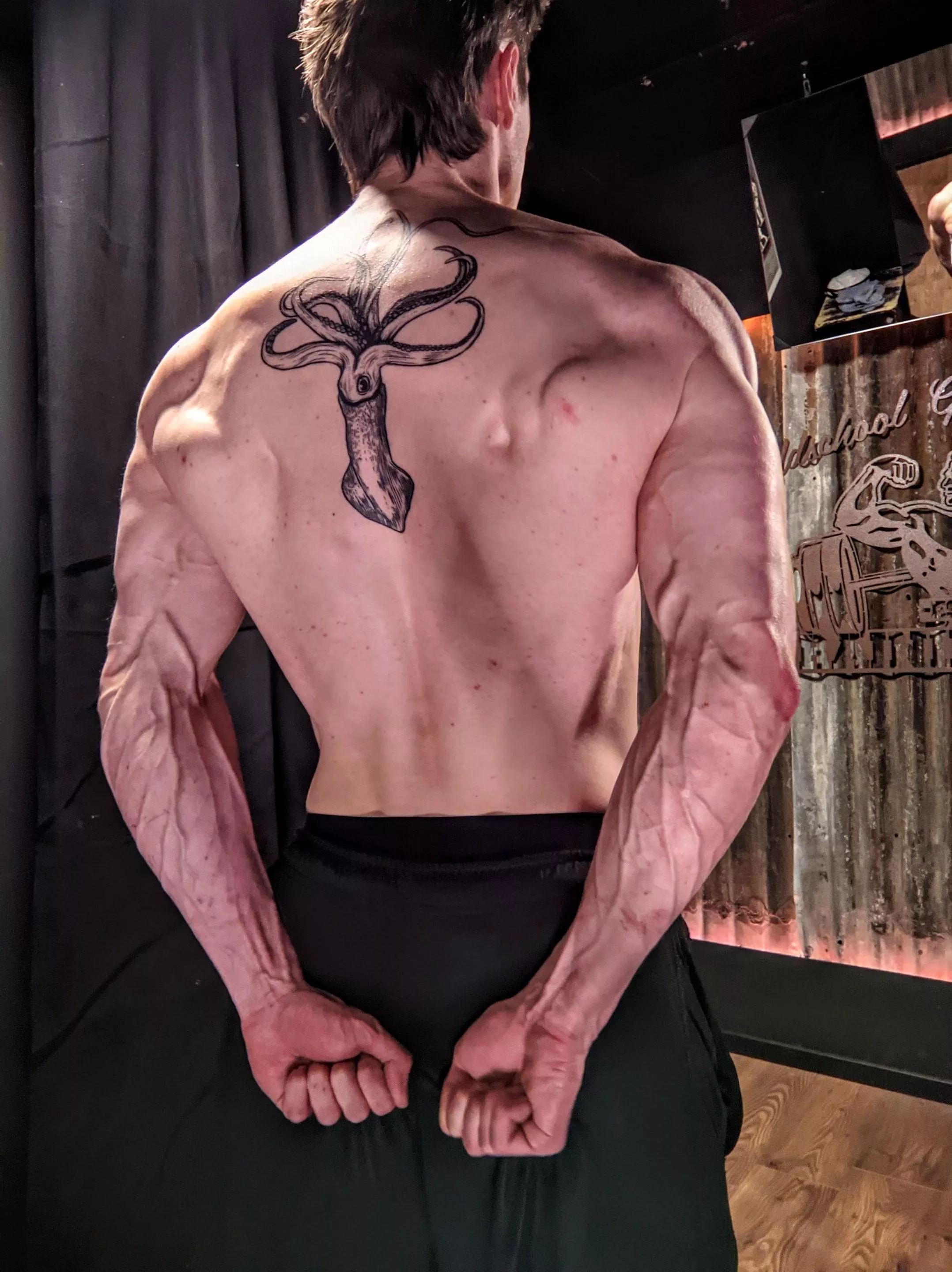 I didn't know there was a posing room in my gym :D