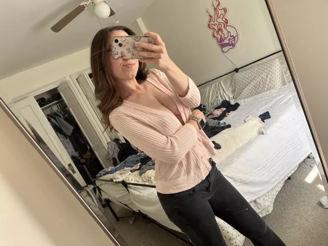 Is it just me or does brunette hair look so nice with the color pink 🥰