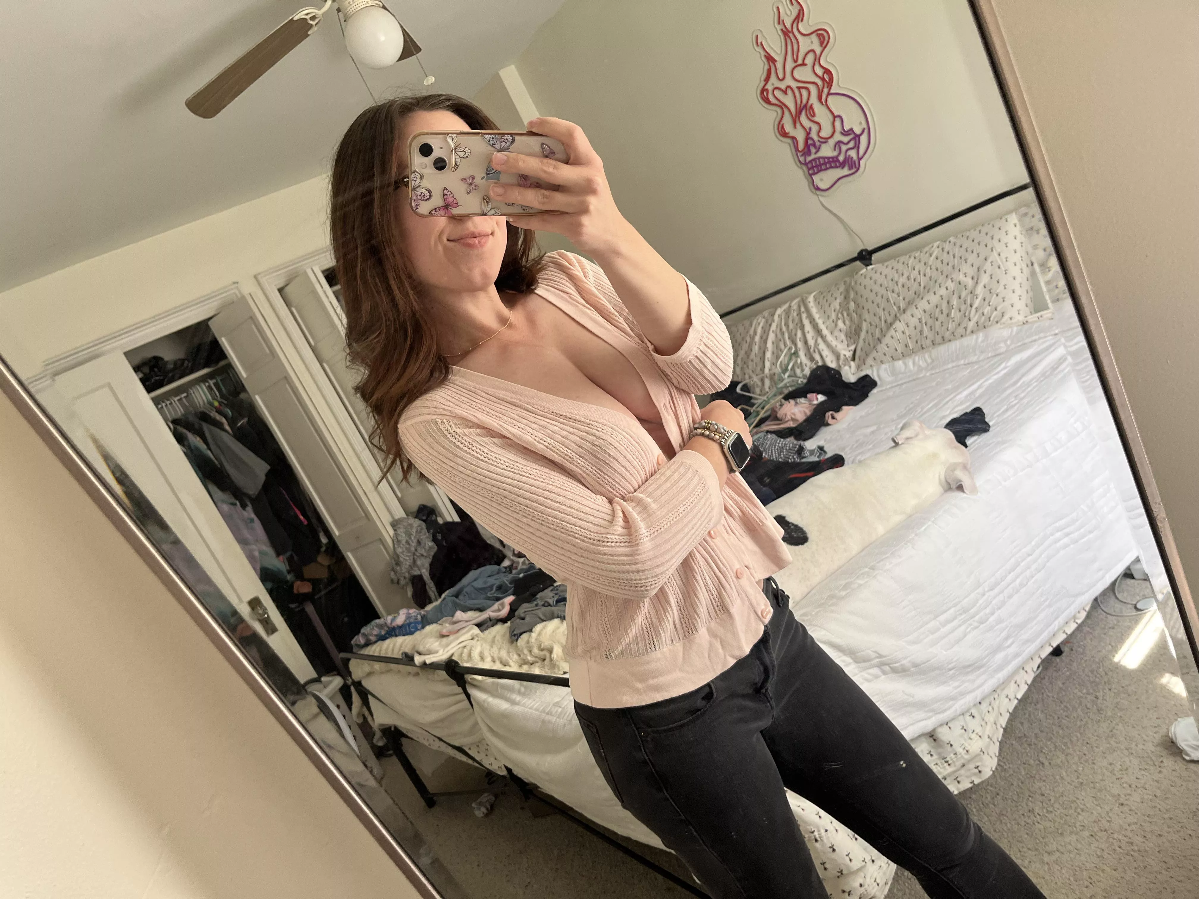 Is it just me or does brunette hair look so nice with the color pink 🥰