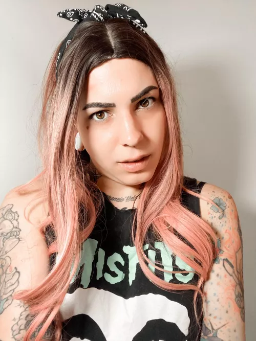 Just a girl who loves punk rock 🖤