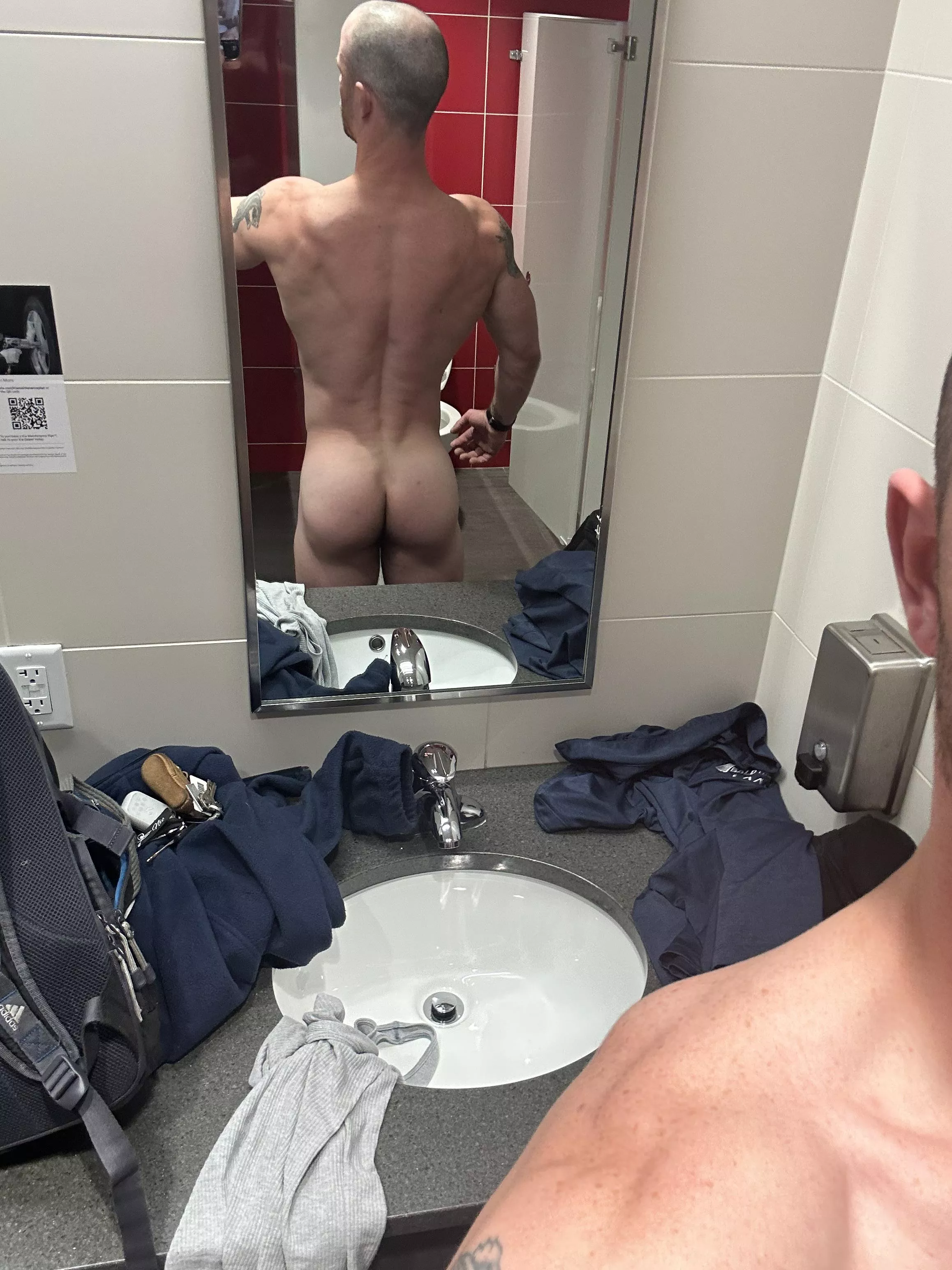 Love being fully naked in the gym 