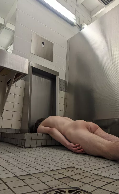 Meet me in the washroom? 