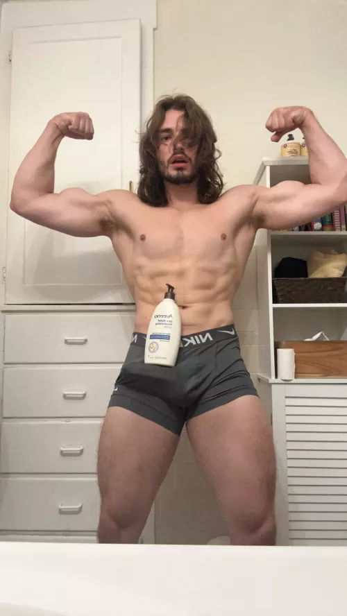 (M)My legs always have been my strongest muscles… can’t ya tell? 🤔😜😈