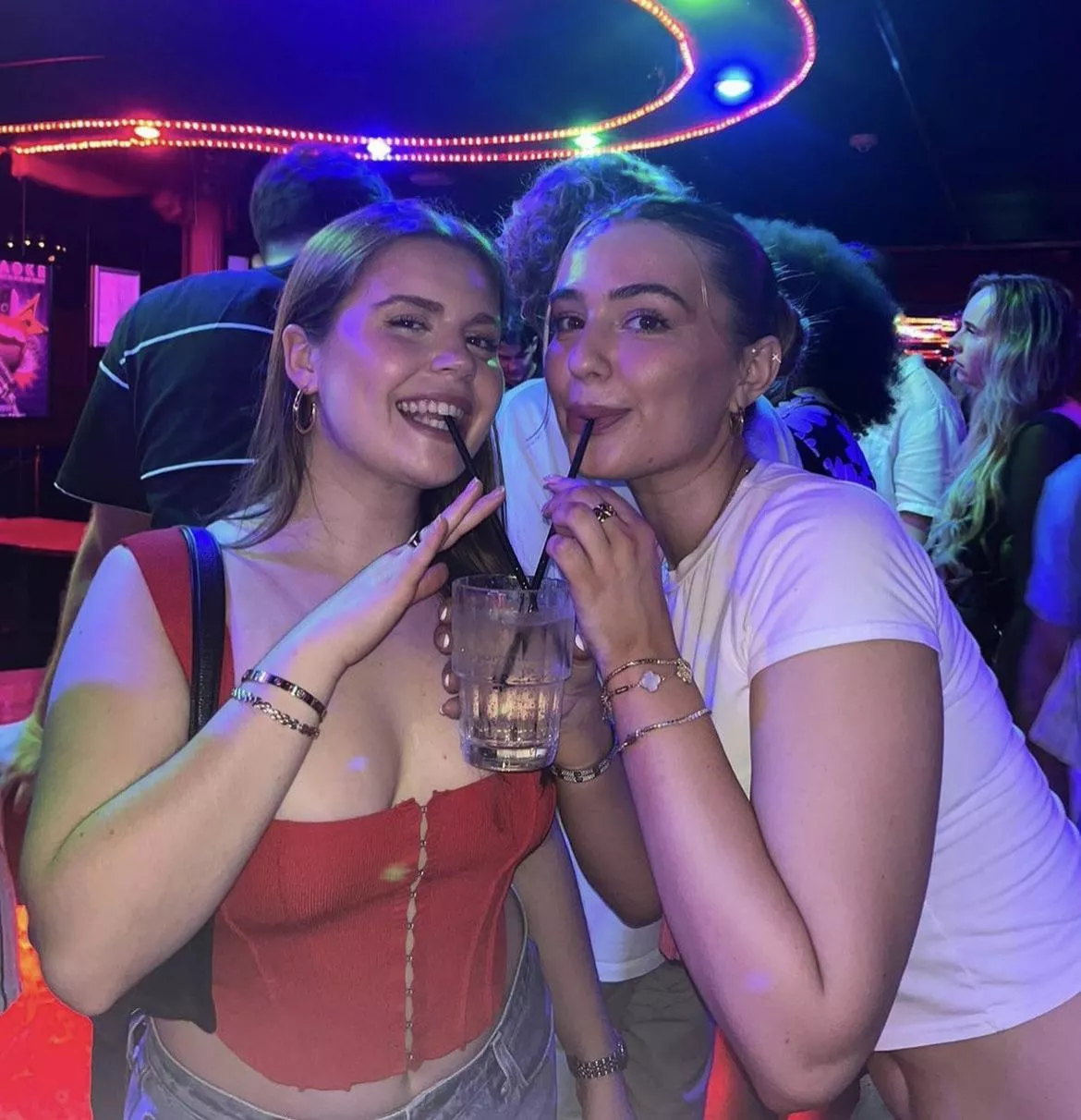 Pair of goddesses (IUTR)