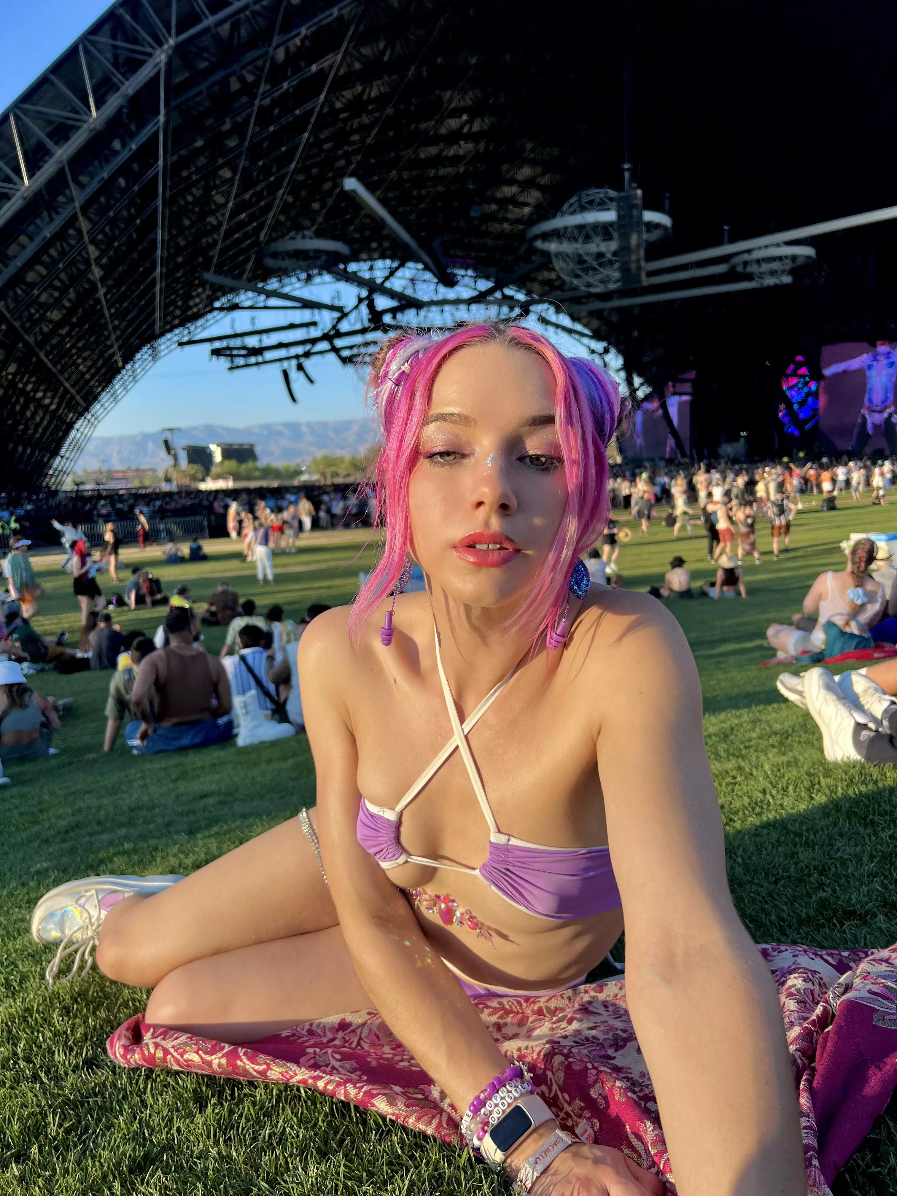 Raver and streamer babe