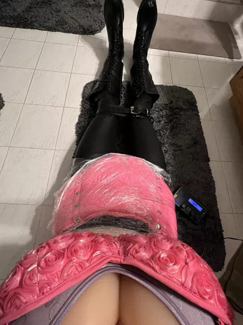 Shiny, padded estim sessions are the best 🖤
