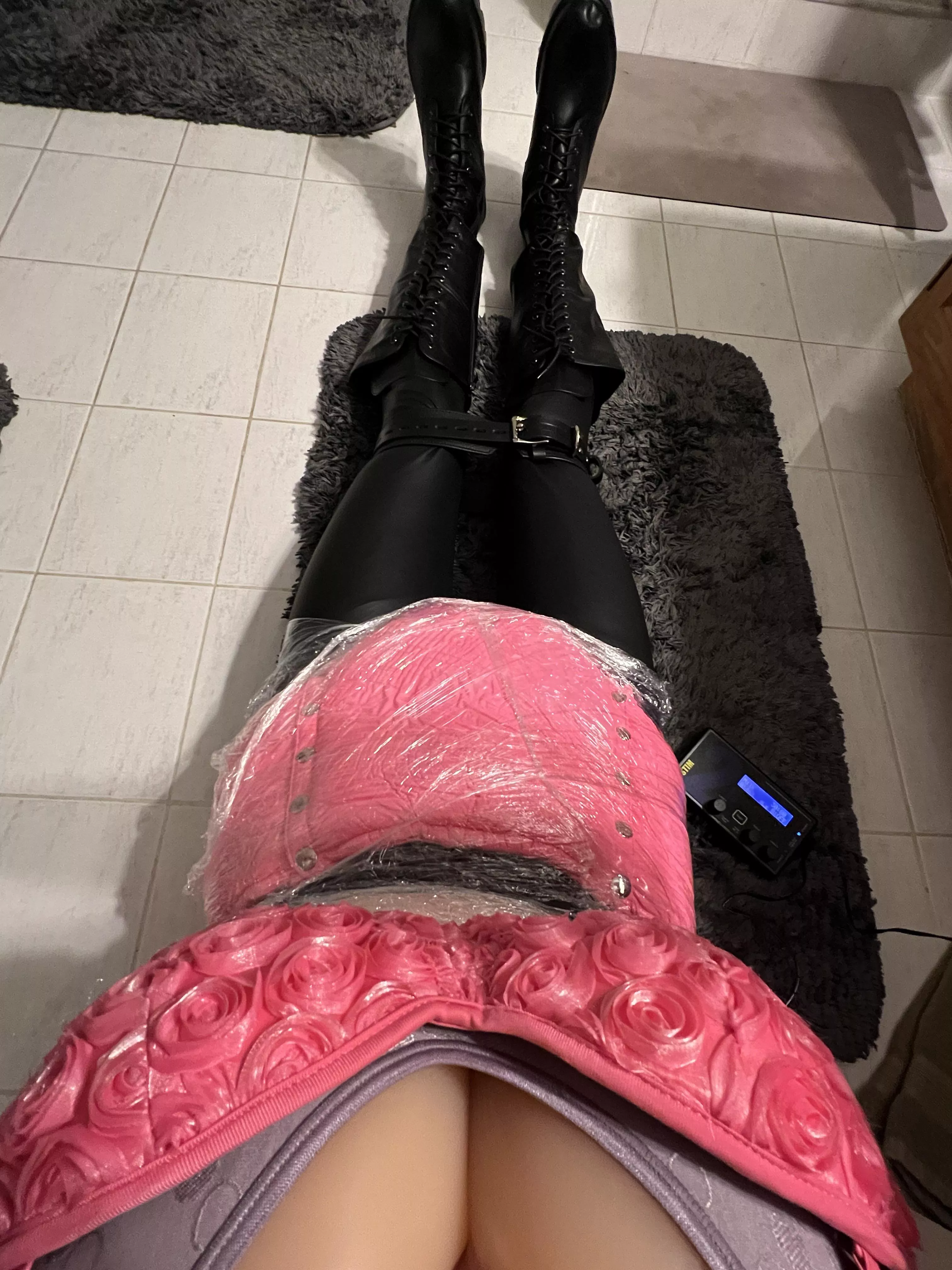 Shiny, padded estim sessions are the best 🖤