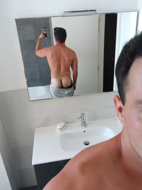 Should I tan my butt as well or is the contrast okay? 🤔