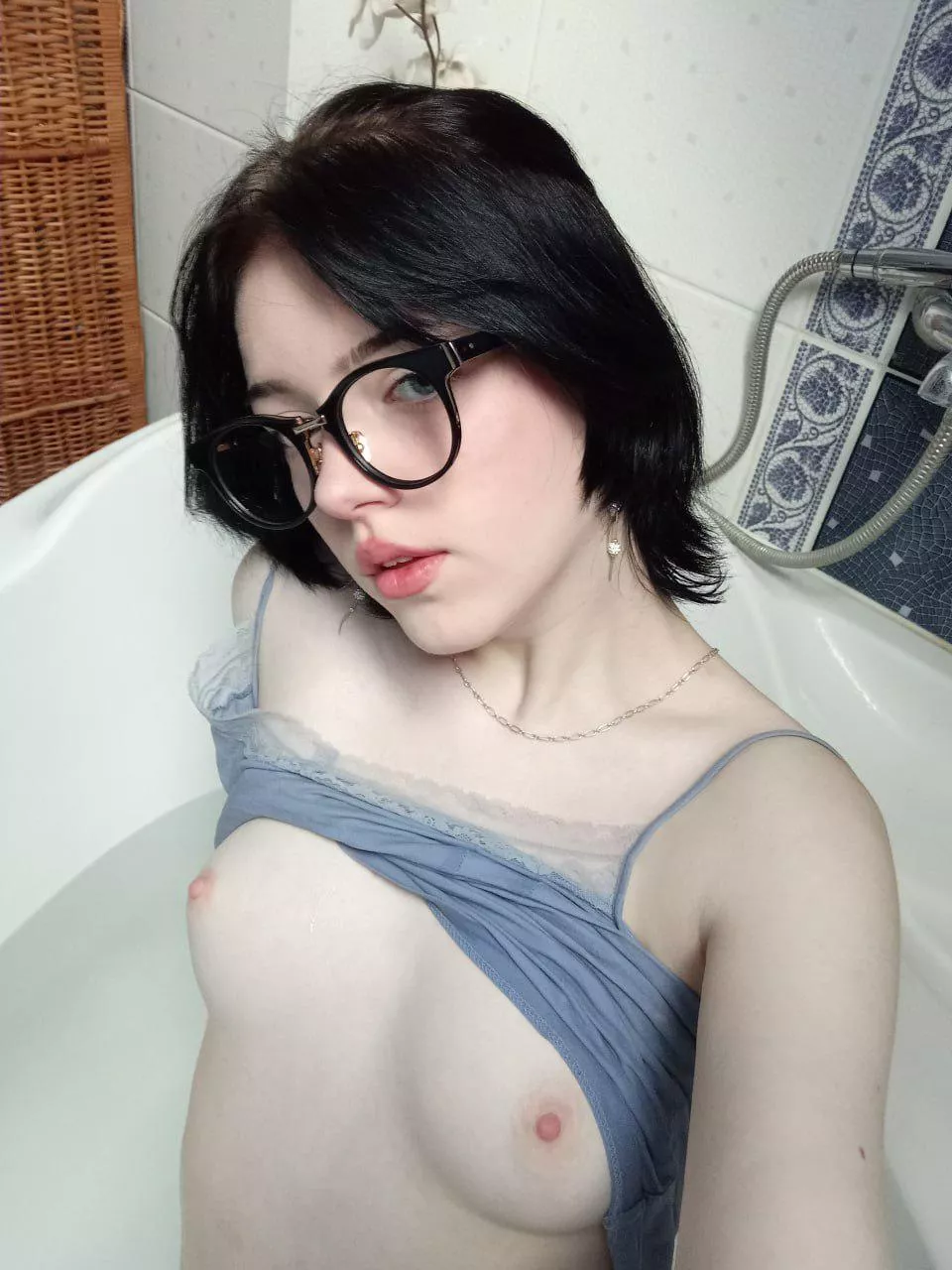 wanna fuck in the hot shower?💗19F