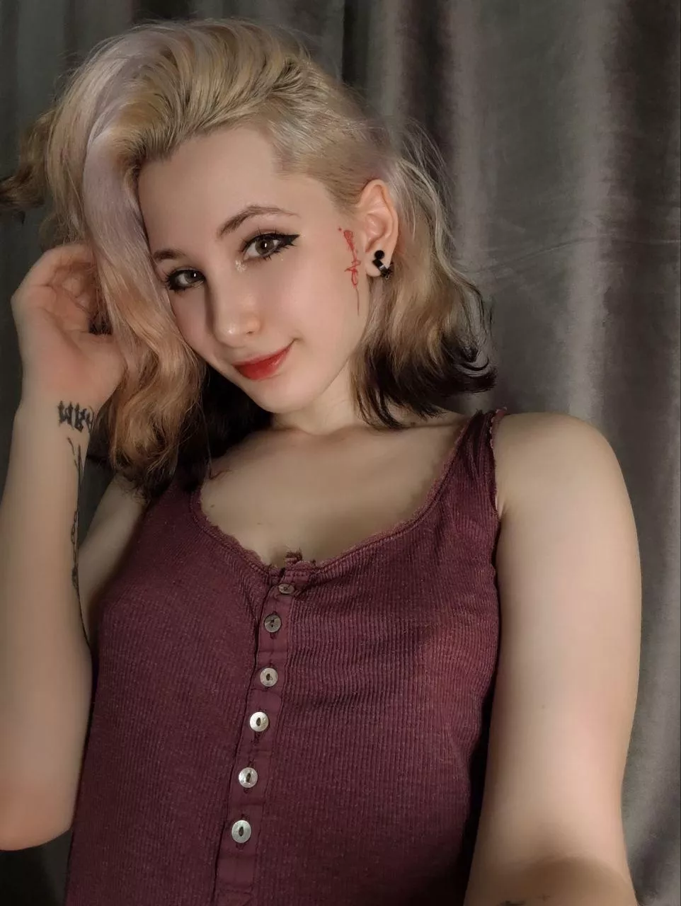 Without bra, the mood is even more lighthearted