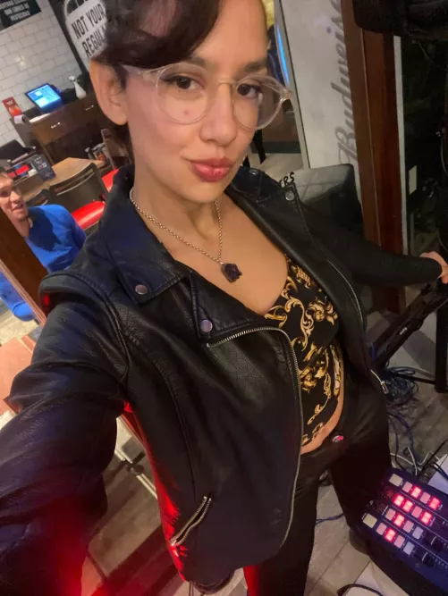 would u date a geeky classy girl?